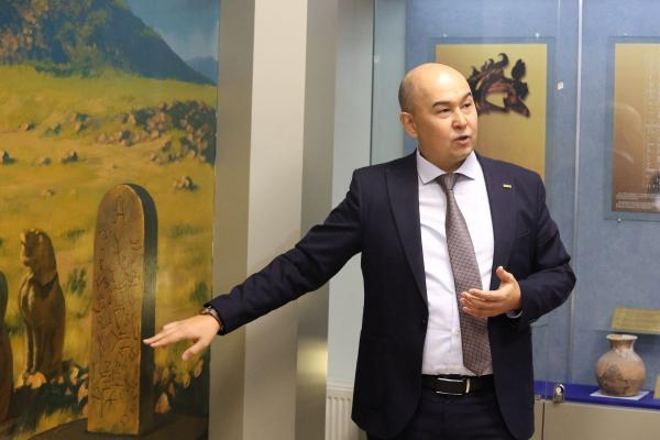 С.Н.Нурбек и А.В.Торкунов вручили студенческие билеты первокурсникам МГИМО-Астана